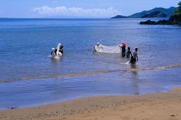 Archipel-des-Comores;-Femmes;-Filet;-France;-Kaleidos;-Kaleidos-images;-Kanga;-La-parole-à-limage;-Laurent-Abad;-Mayotte;-Mer;-Océan-Indien;-Pêche;-Pêche-collective;-Plage;-Stories-Pictures
